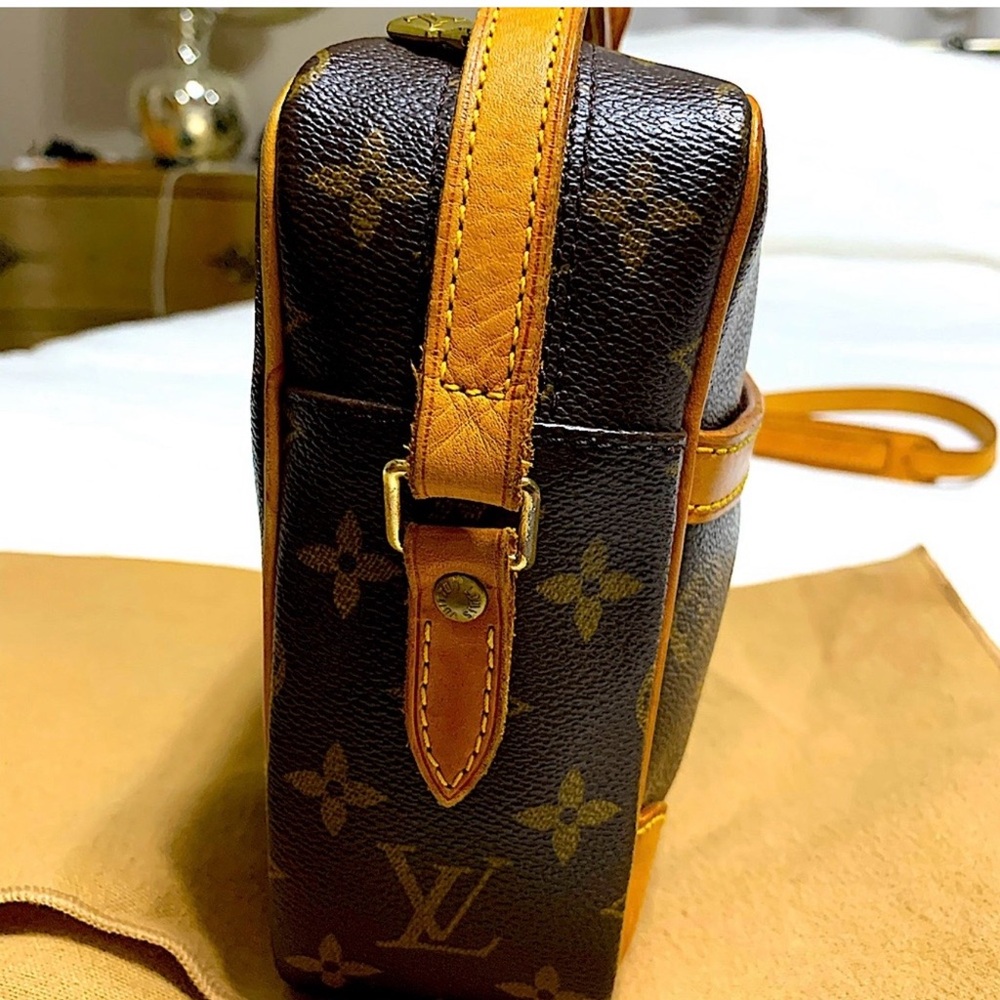 Authentic Louis Vuitton Tracadero 27 Monogram - Picture 3 of 13